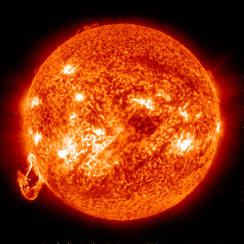 Так выглядит солнечная вспышка - яркая дуга плазмы отрывается от тела звезды
