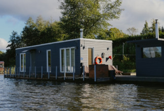 Отдых на воде: в Ленобласти предложили строить плавучие дома для туризма