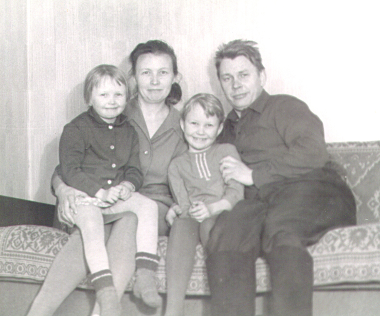 Мария Андреевна и Александр Петрович Пюльзю с дочерьми Светланой и Еленой