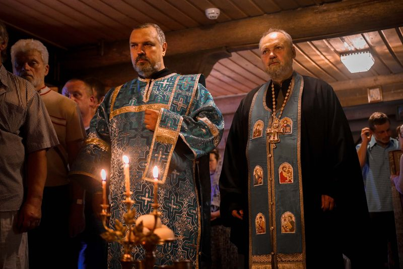 Диакон Александр Семёнов и протоиерей Сергий Бельков во время богослужения.