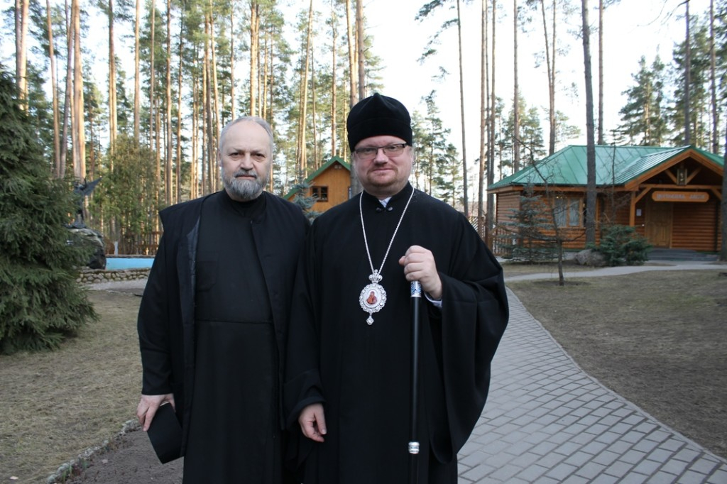 Протоиерей Сергий Бельков и епископ Выборгский и Приозерский Игнатий на территории реабилитационного центра в посёлке Саперное.