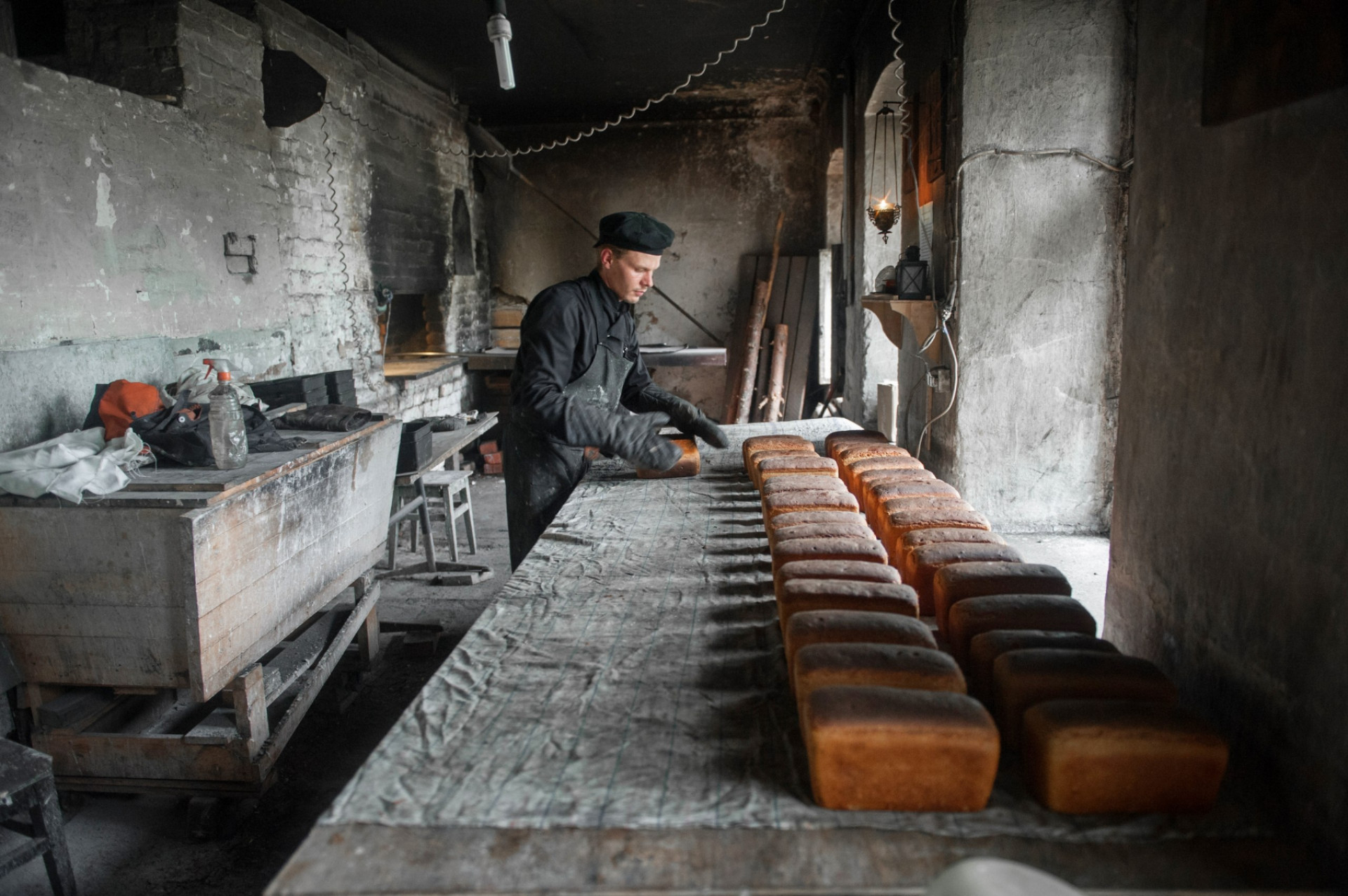 Послушник Коневского Рождество-Богородичного мужского монастыря Авель трудится в пекарне. 