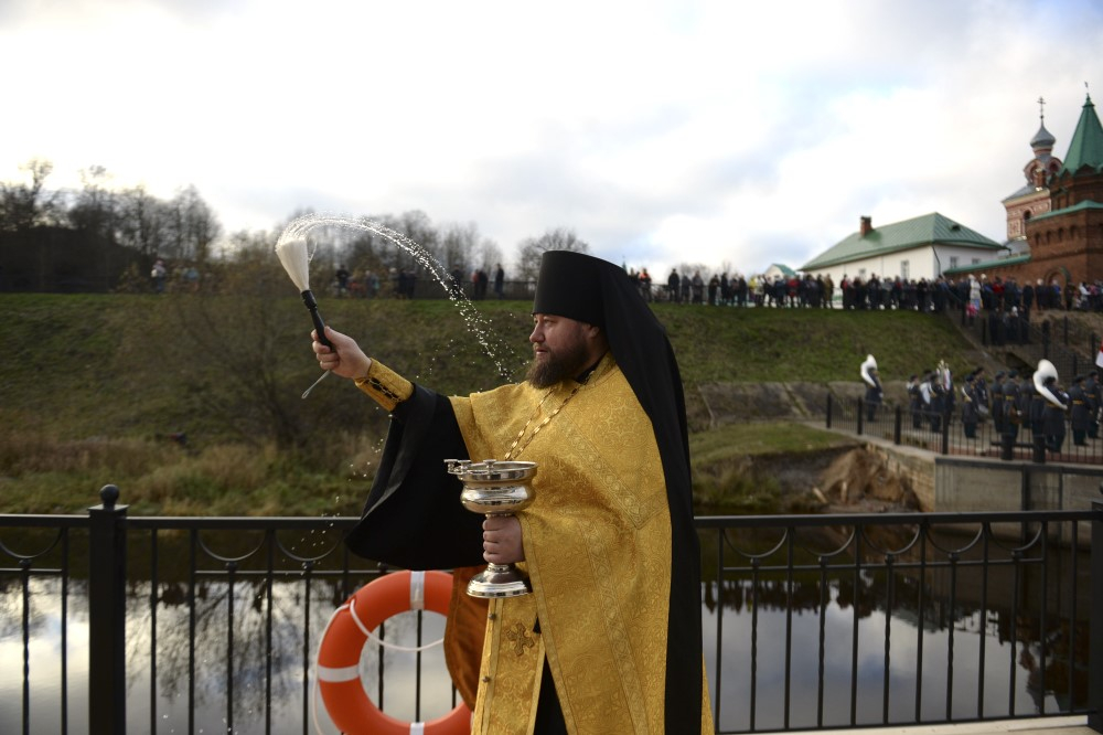 С богом! Новую пристань в Старой Ладоге освятили и назвали Никольской в честь стоящего рядом монастыря.
