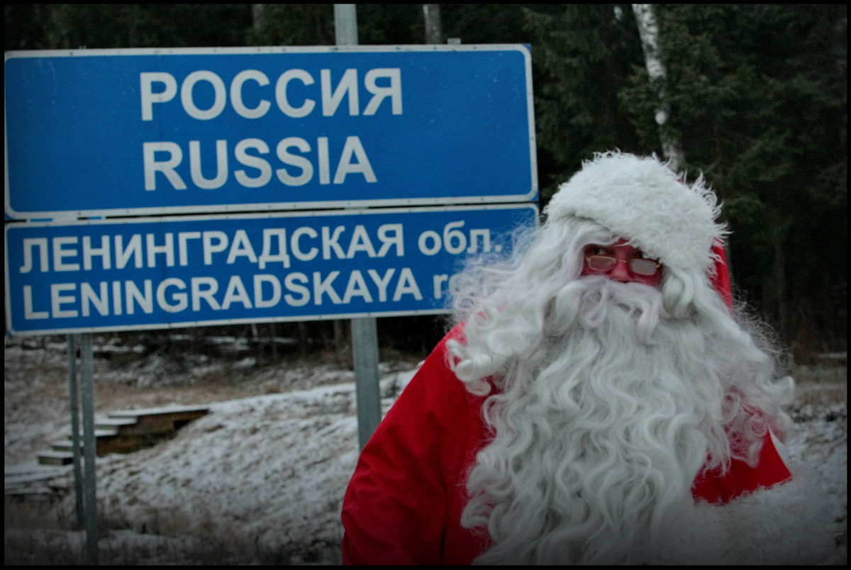 Йоулупукки собирается пересечь границу.