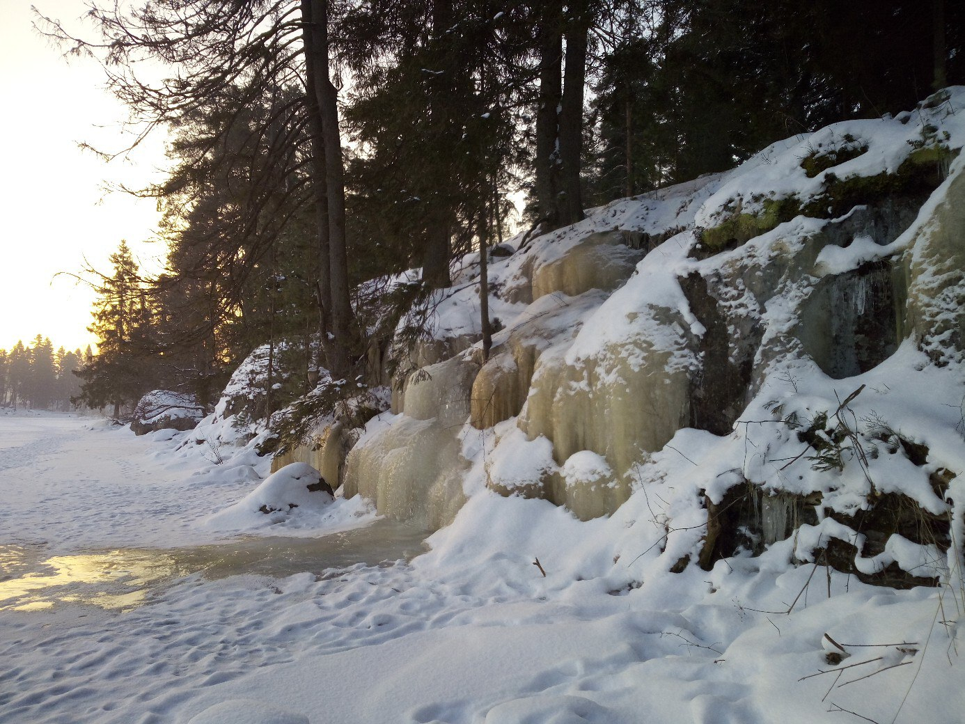 Ледяной водопад в Выборгском парке Монрепо