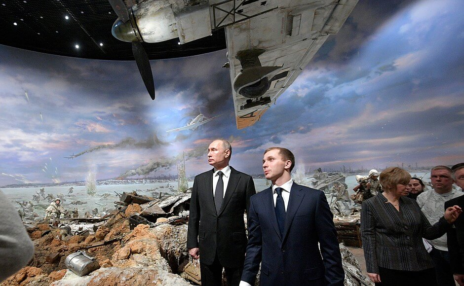 Дмитрий Поштаренко показывает трехмерную панораму «Прорыв» президенту Владимиру Путину.