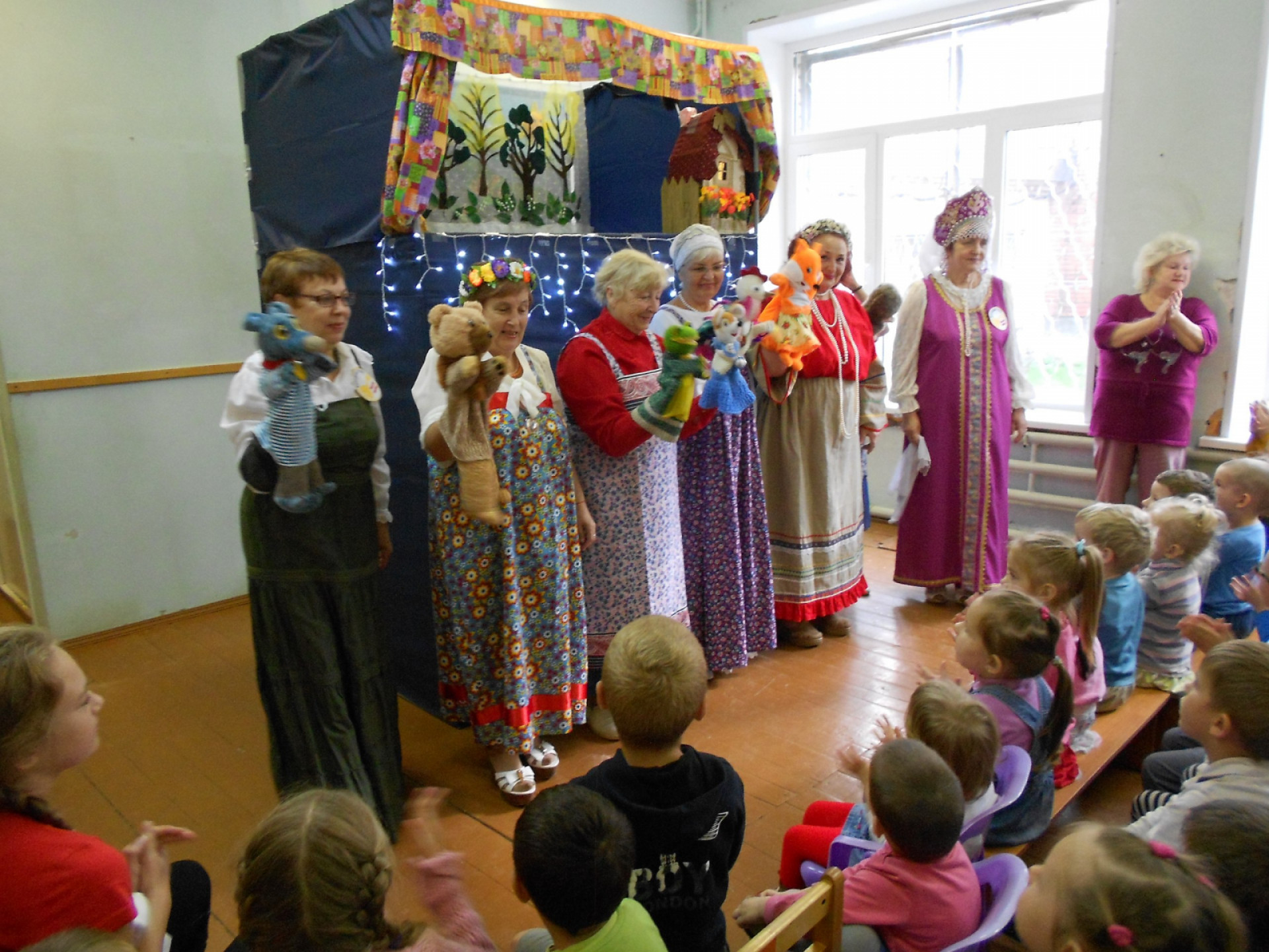 Участницы кукольного театра «Золотой ключик», созданного в гатчинской «Школе третьего возраста», радуют детей своими «Бабушкиными сказками». 
