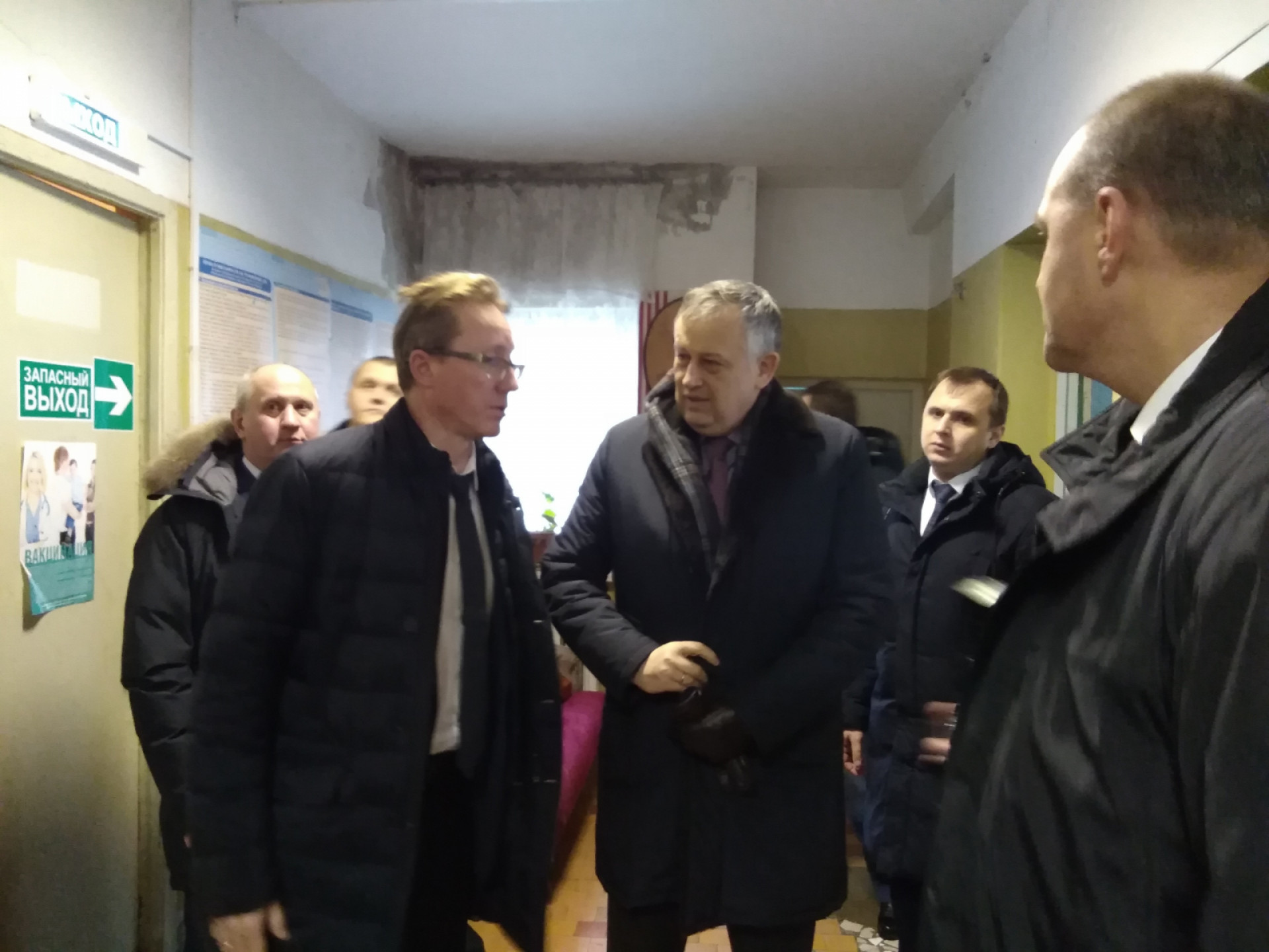 Губернатор Александр Дрозденко в здании амбулатории обсуждает с главой комздрава Сергеем Вылегжаниным план ее реновации.