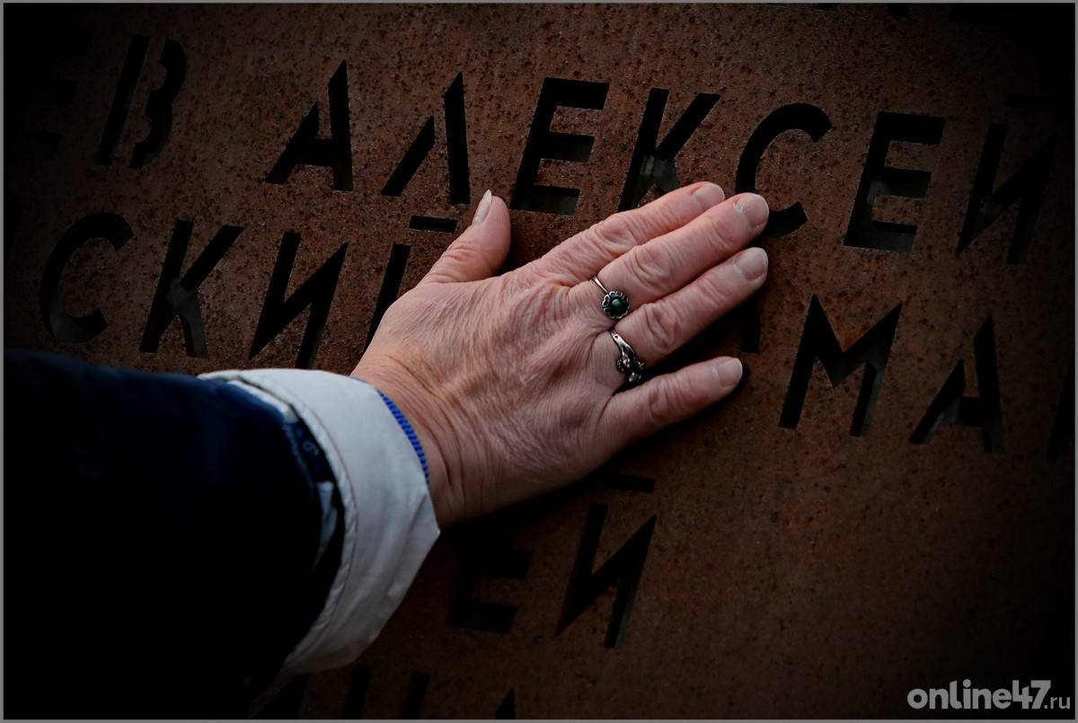 Всеволожск.У мемориала «Сад памяти» на Румболовской горе почтили память погибших в авиакатастрофе над Синайским полуостровом. 