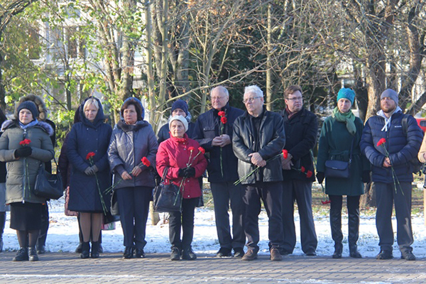 Гости из Норвегии на митинге, посвященном Дню памяти сожженных немецко-фашистскими оккупантами деревень Ленинградской области.