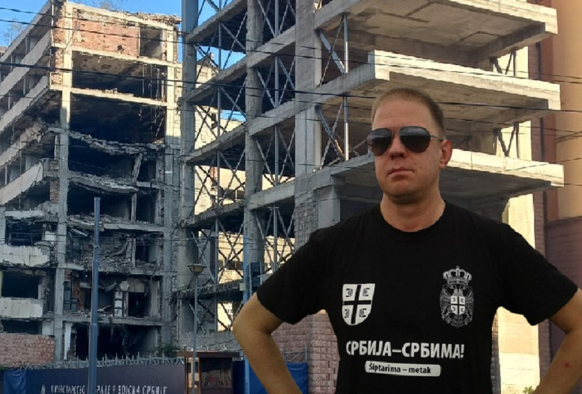 Профессор Владимир Сапунов на фоне разрушенного здания Югославского Министерства обороны  