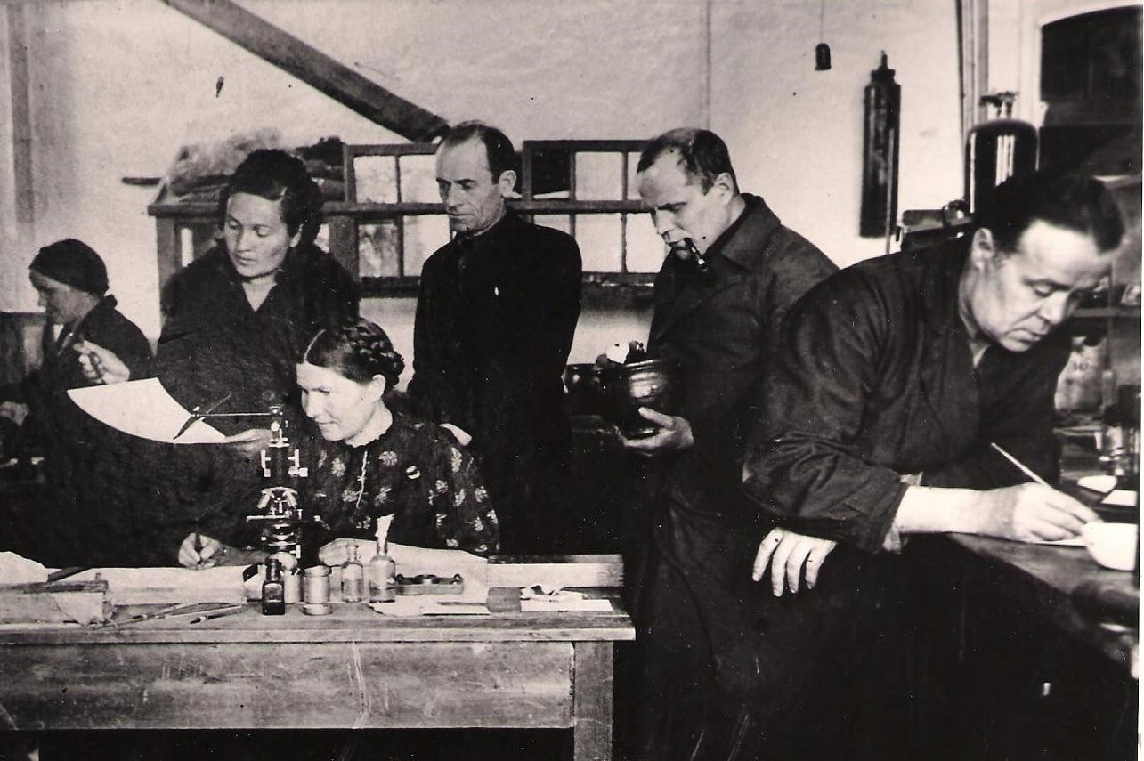 vk.com/virvavilov/ сотрудники биохимической лаборатории ВИРа в 1943 г.