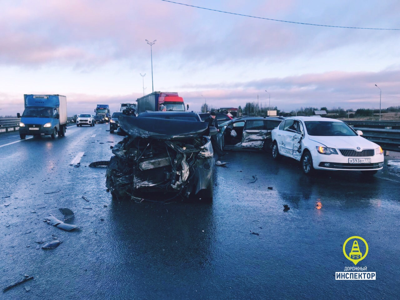 Фото: на участке дороги “Санкт-Петербург – Псков” в ДТП попали сразу 14  автомобилей