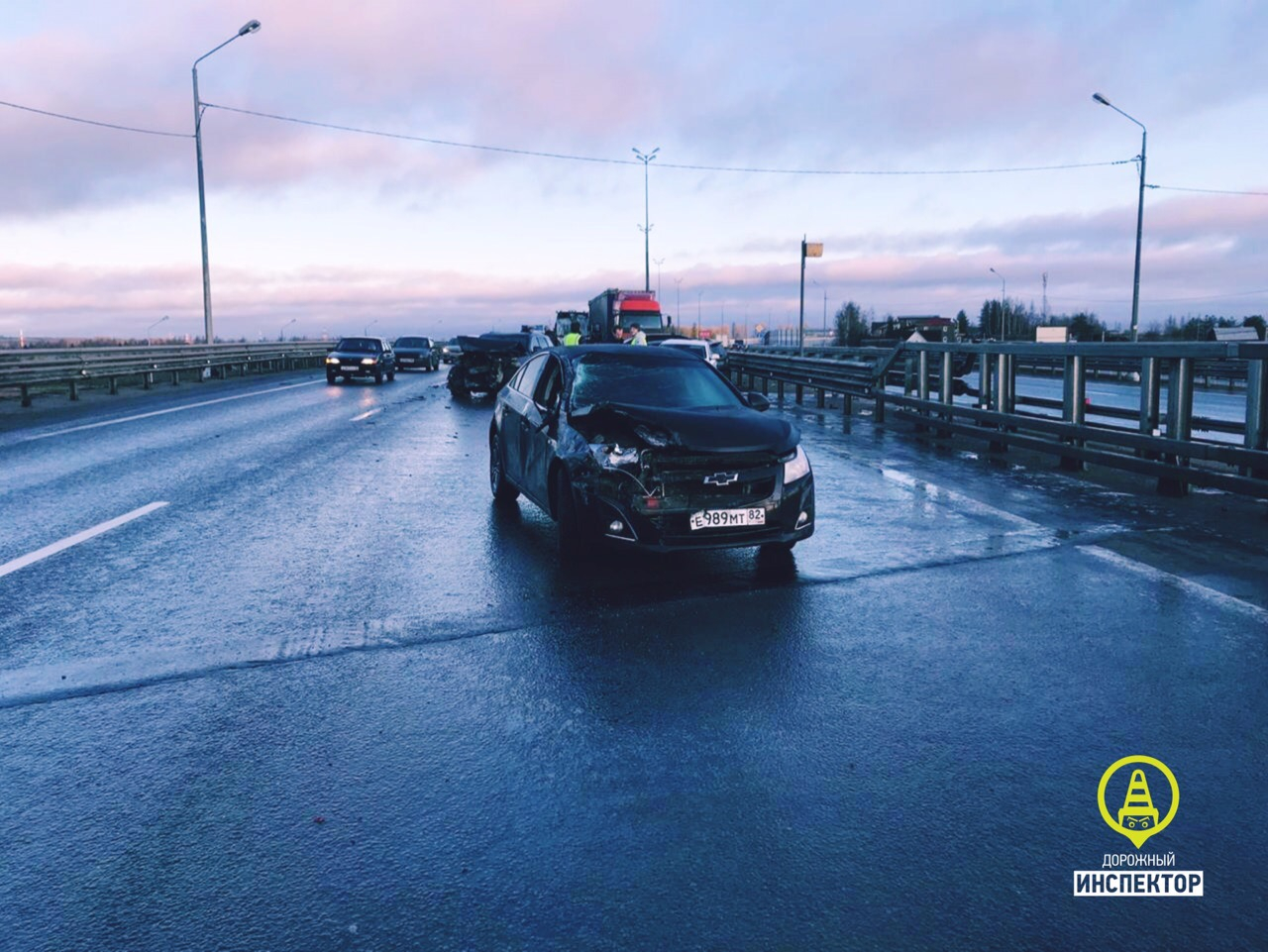 Фото: на участке дороги “Санкт-Петербург – Псков” в ДТП попали сразу 14  автомобилей