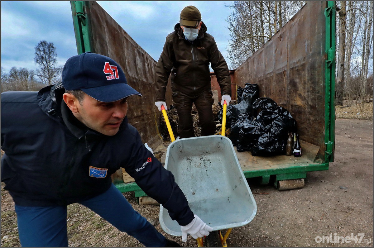Выборг. Субботник на Петровской набережной