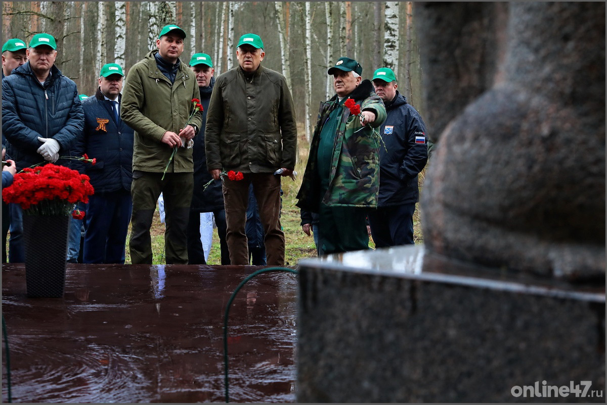 Всеволожский район. Возложение цветов к мемориалу девушкам-лесорубам, работавшим на заготовке дров для блокадного Ленинграда