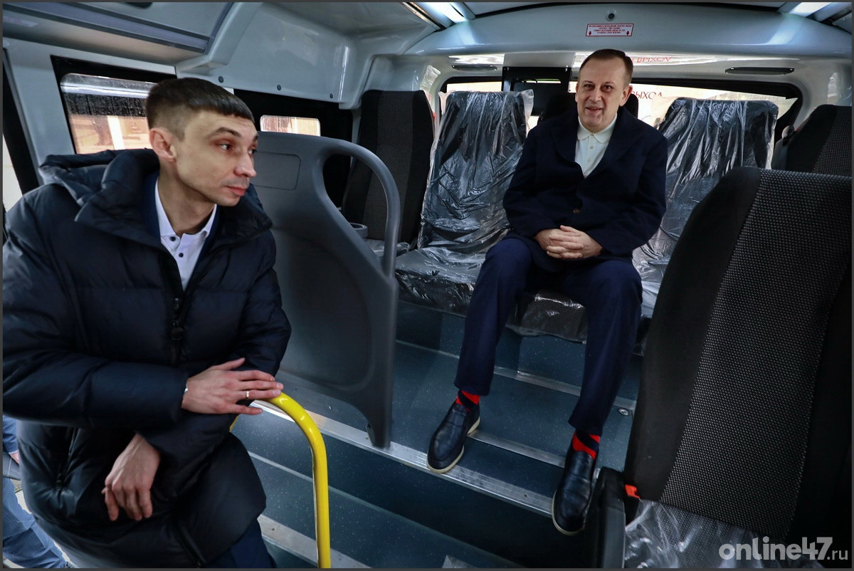 Осмотр Александром Дрозденко новых автобусов, предназначенных для работы на линиях Ленинградской области
