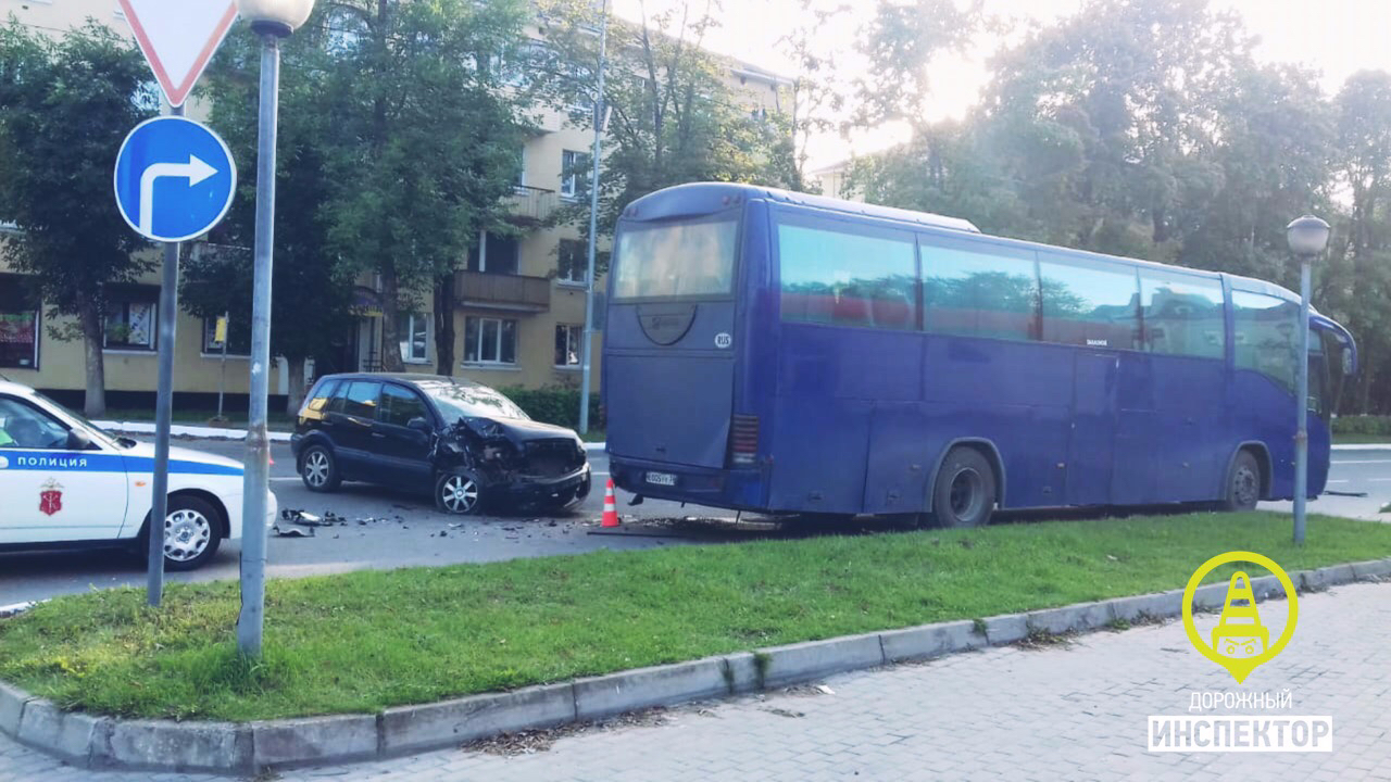 Авто в кингисеппе. Кингисепп машины. Авария с маршруткой № 842 в Кингисеппе сегодня.