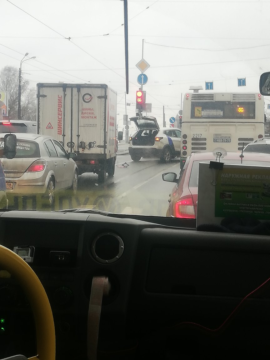 Каршеринговый автомобиль создал в Петербурге пробку, влетев в Hyundai