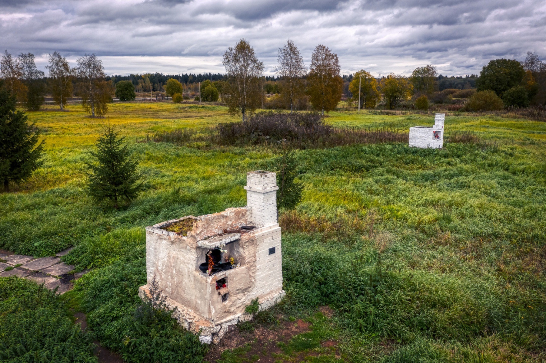 После войны остались только печи: фотограф показал мемориал «Русская Хатынь»  под Волосово