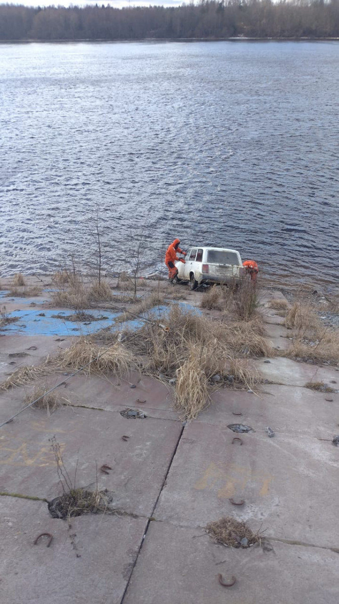 В Ленобласти спасатели нашли пустой автомобиль, брошенный в Неве