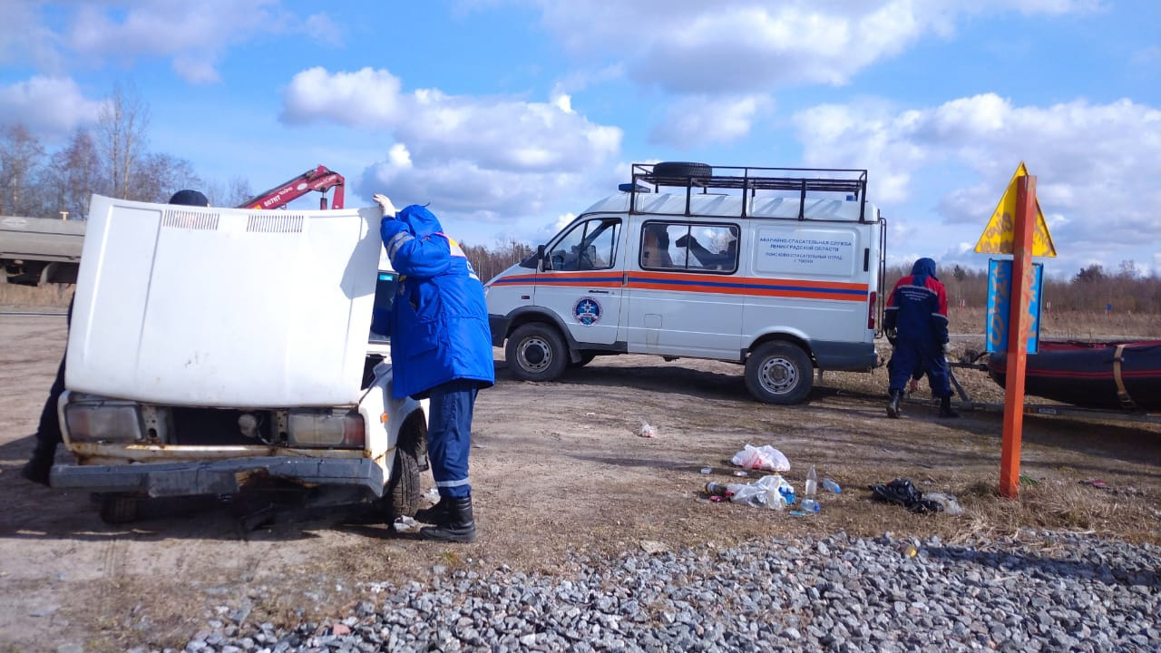 В Ленобласти спасатели нашли пустой автомобиль, брошенный в Неве