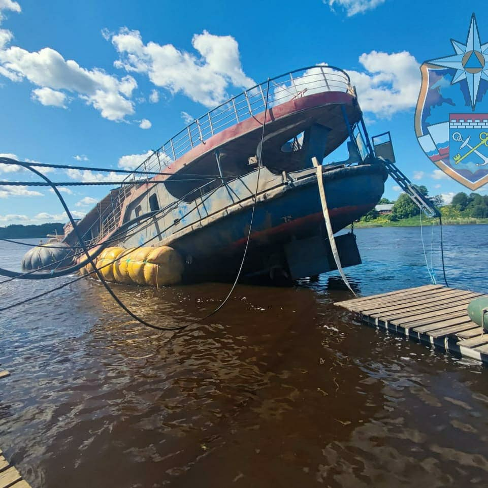 Со дна реки Волхов подняли затонувший в январе частный теплоход |  17.06.2021 | ЛенОбласть - БезФормата