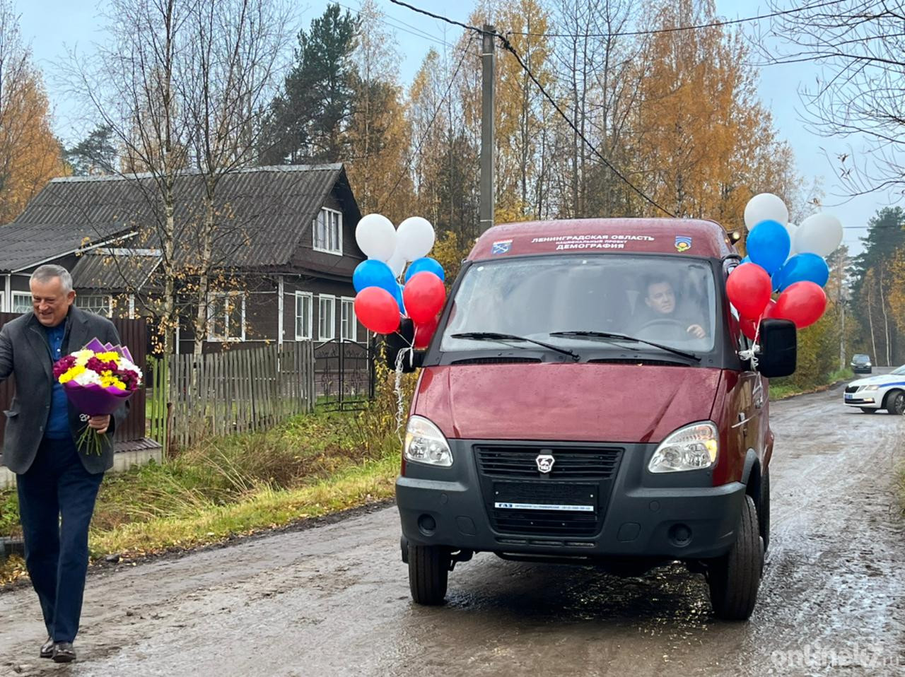 Александр Дрозденко вручил ключи от нового автомобиля многодетной семье из  Вырицы