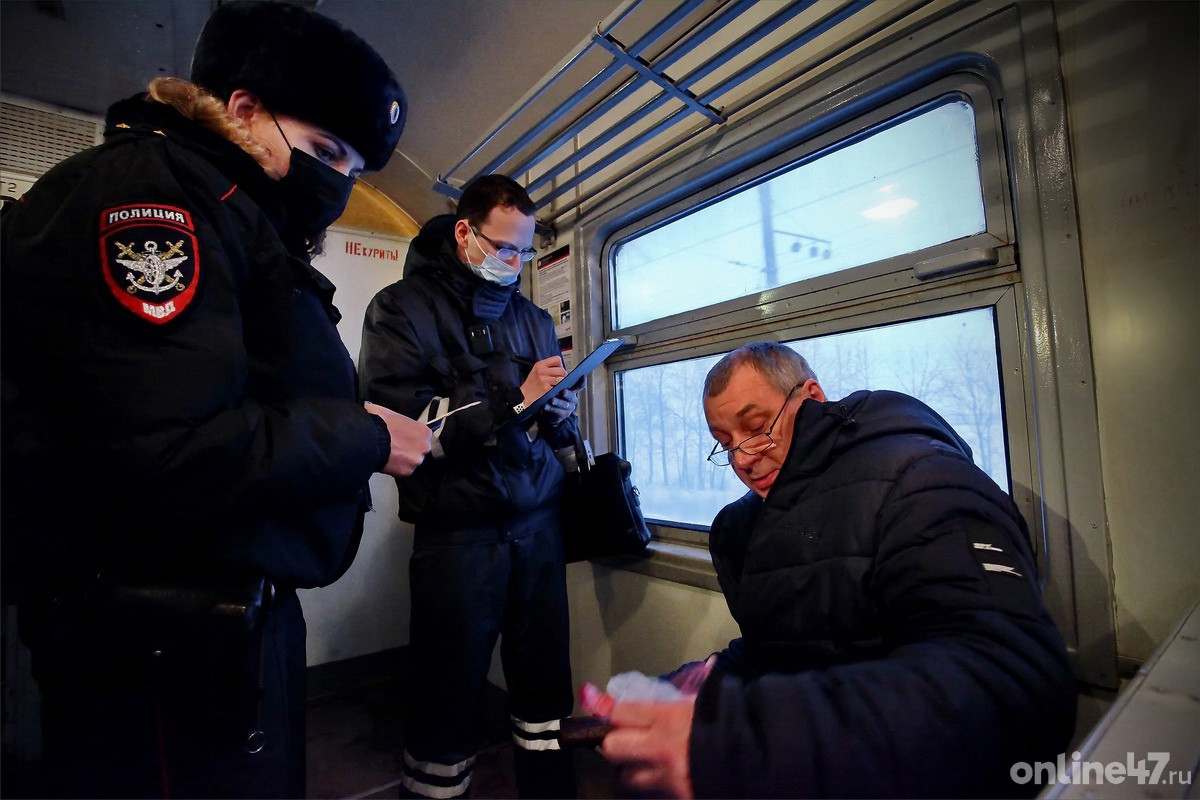 Проверка соблюдения масочного режима в электричках следующих в Ленинградскую область. 