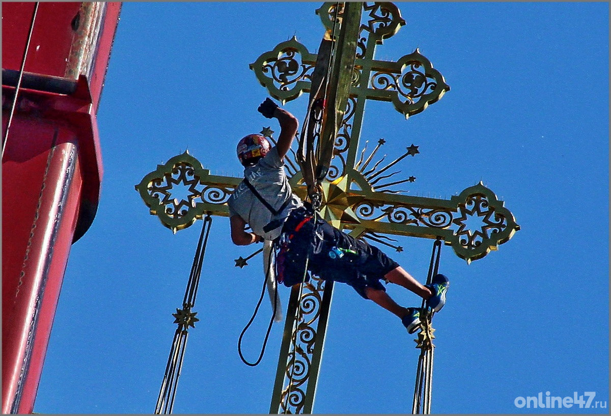 Гатчина. Установка «обновлённых» исторических крестов на купола Павловского собора в Гатчине. 