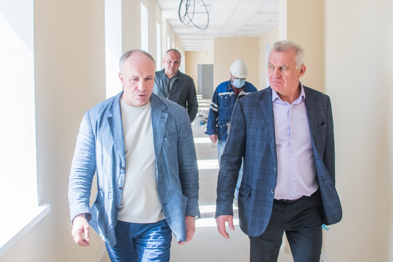 Глава администрации Заневского поселения Алексей Гердий (слева) осматривает ФОК в Янино-1