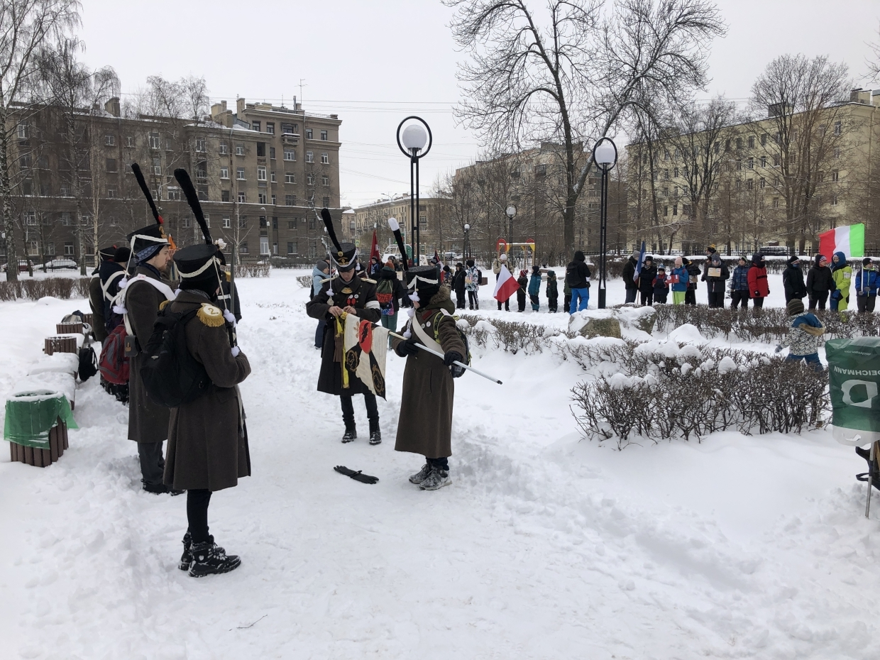 В Петербурге школьники устроили сражение снежками по мотивам войны 1812 года