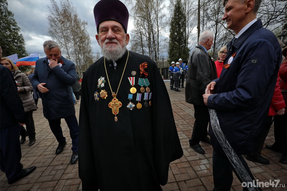 Церемония зажжения Вечного огня на воинском братском захоронении «Березовая аллея»