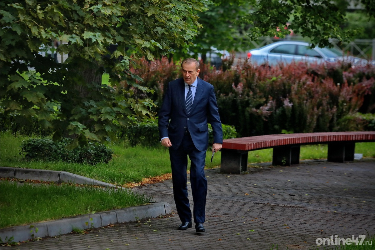 Александр Дрозденко направляется в избирком подавать документы для участия в выборах губернатора Ленинградской области