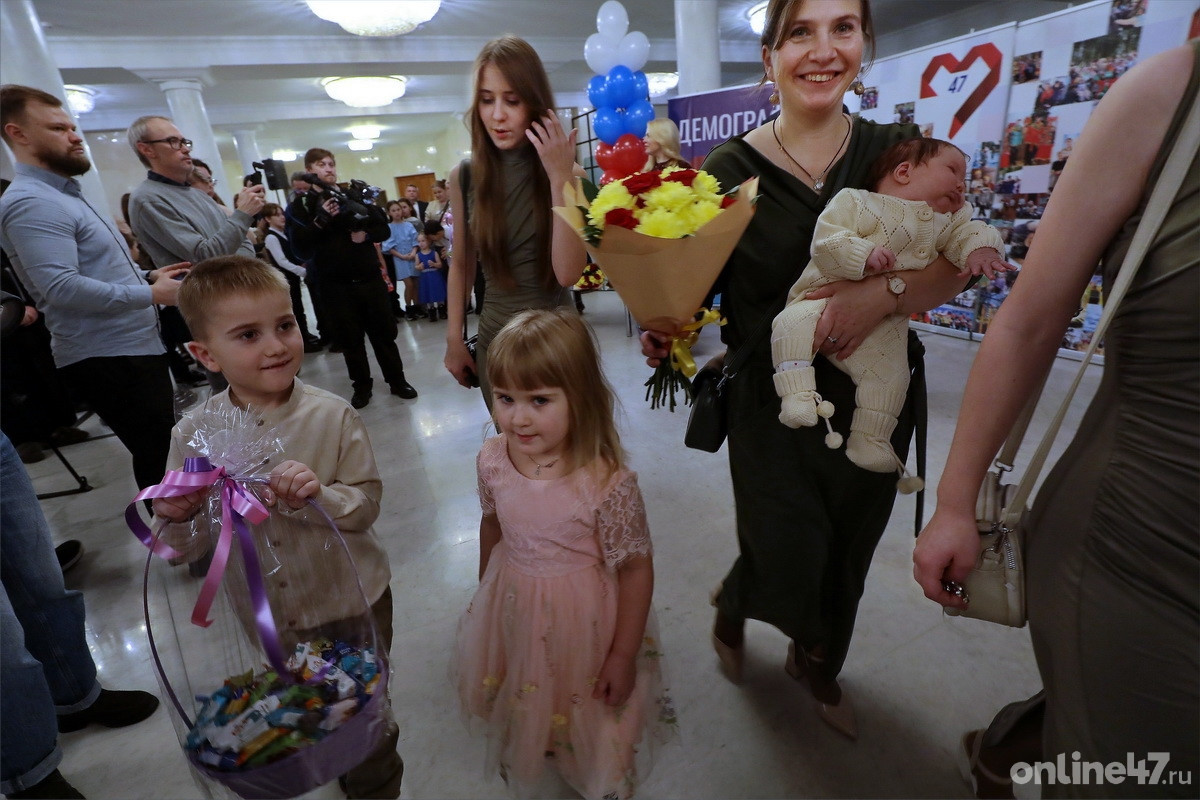 Одиннадцать многодетных семей из разных районов Ленобласти получили новые пассажирские микроавтобусы ГАЗ «Газель бизнес»