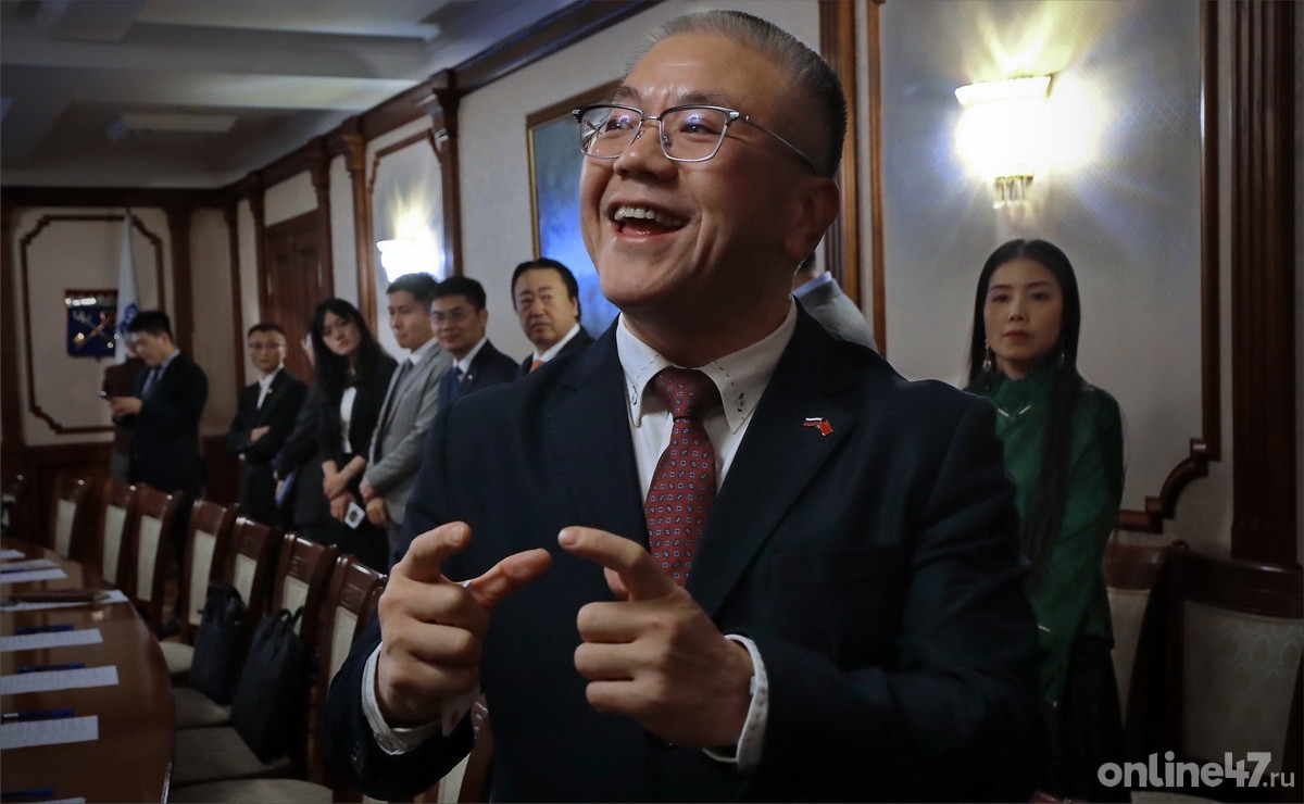 Рабочая встреча губернатора 47-го региона Александра Дрозденко с Генеральным консулом Китайской Народной Республики Ло Чжаньхуэем