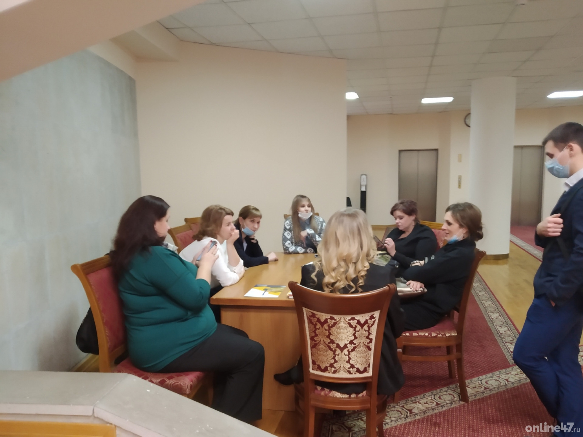 За столом – финалисты в предбаннике. Уже «отстрелялись» и общаются