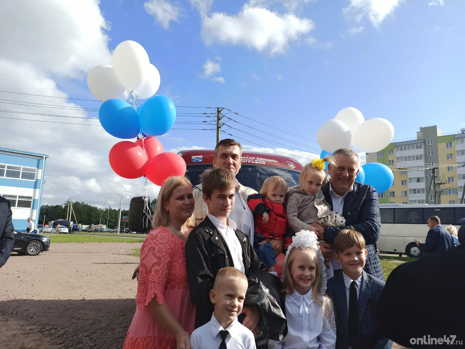 Семья захотела сделать фото на память в столь радостный день