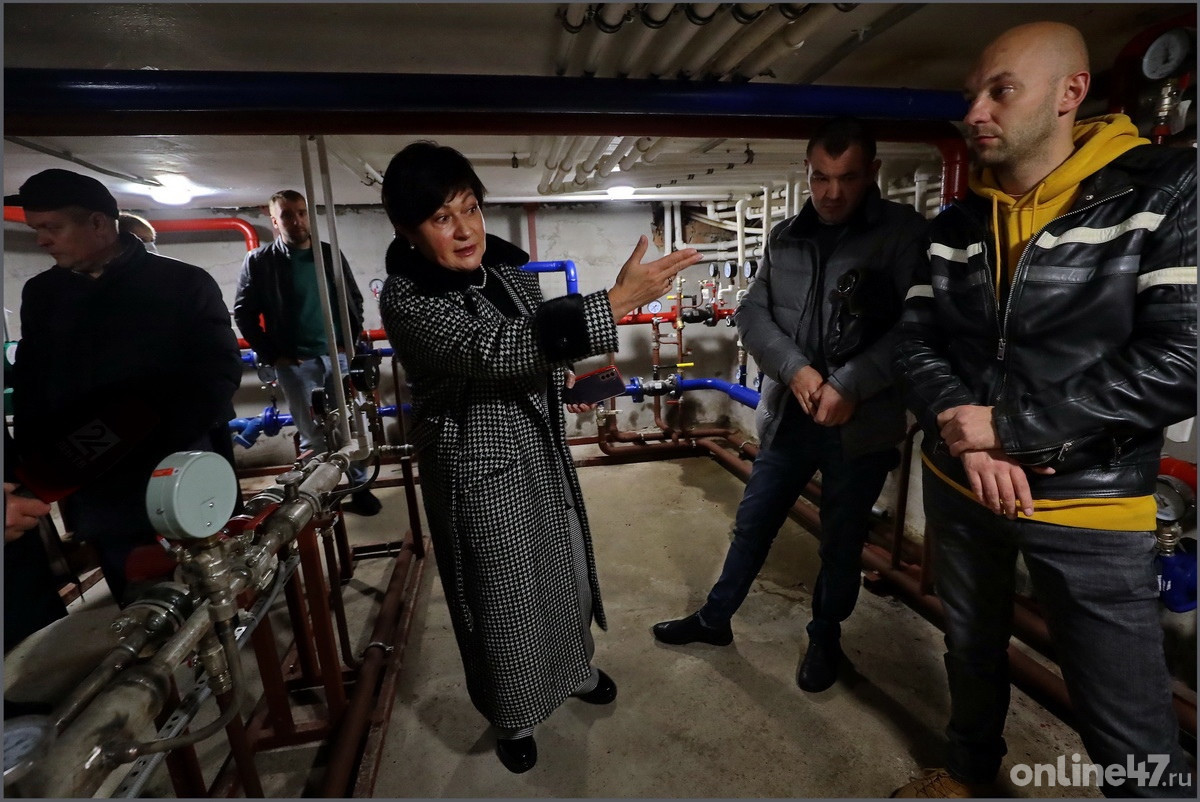 Глава администрации Гатчинского района Людмила Нещадим во время инспекции школы в поселке Лукаши
