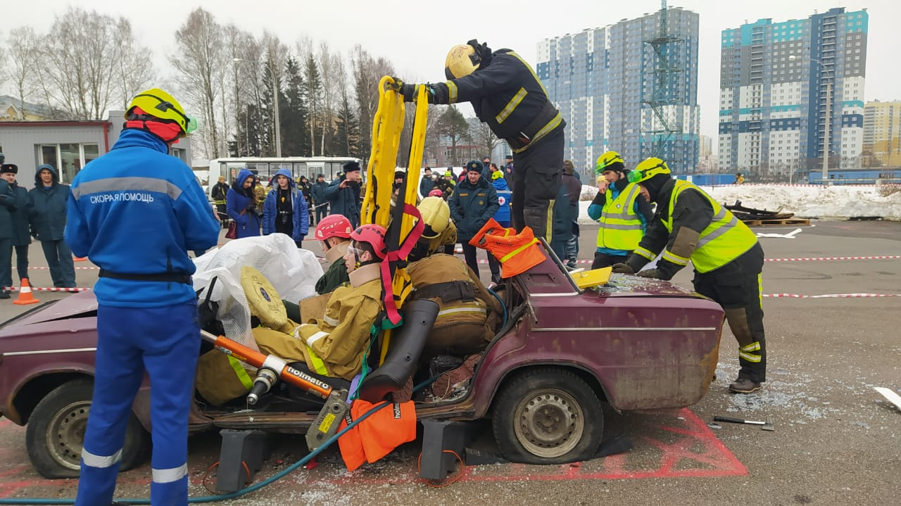 В Мурино состоялись соревнования между спасателями и пожарными Ленобласти