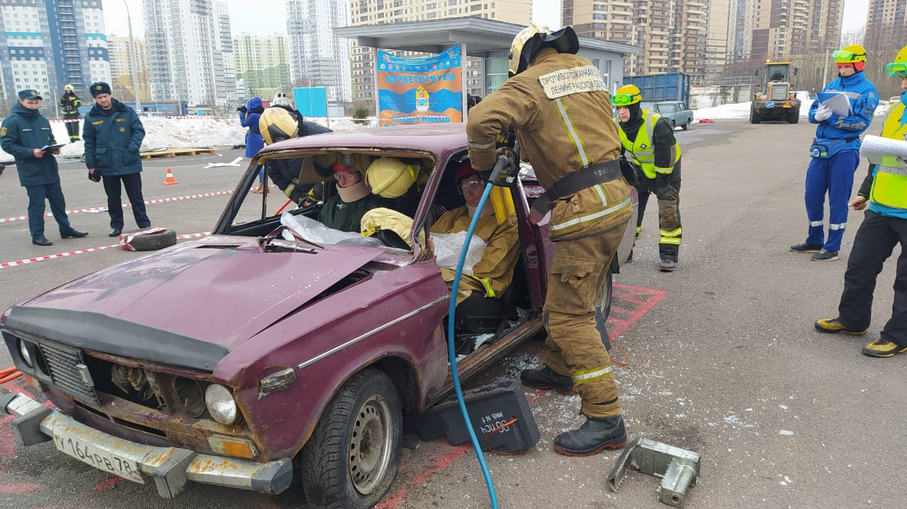 В Мурино состоялись соревнования между спасателями и пожарными Ленобласти