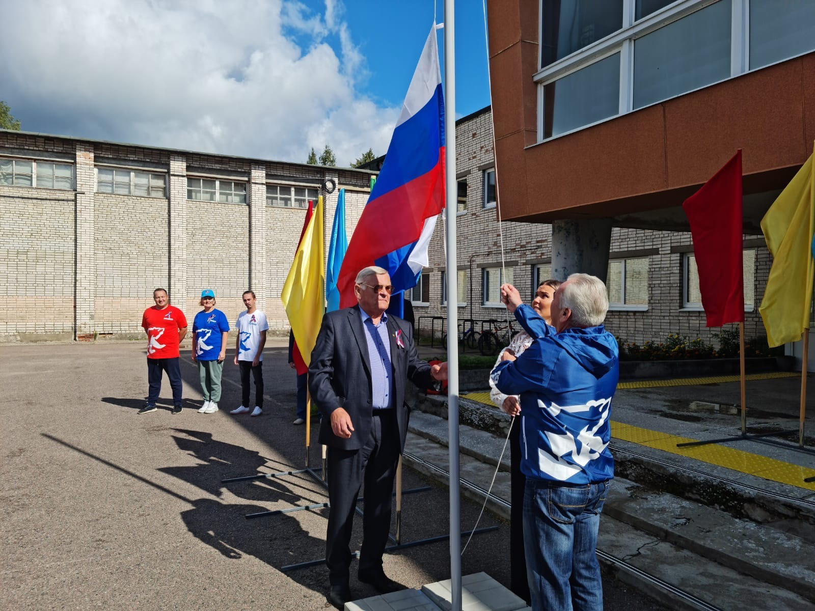 Светофор лодейное поле. Мэрия Лодейное поле. Парад в Лодейном поле 2022 года. Лодейное поле сегодня. Лодейное поле Военная Авиация.