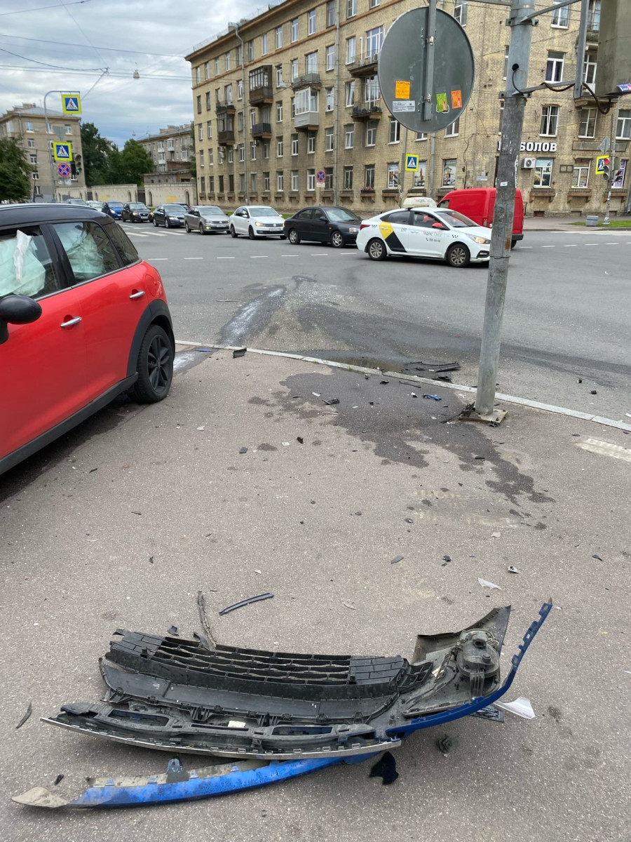 В Кировском районе Петербурга часть иномарки смяло в результате  столкновения с другой машиной