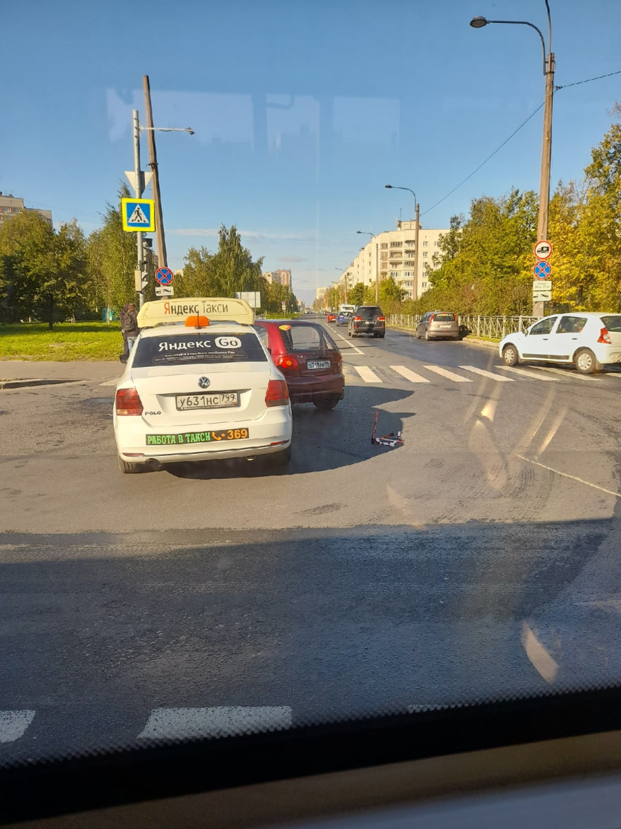 Таксист врезался в легковой автомобиль в Московском районе Петербурга