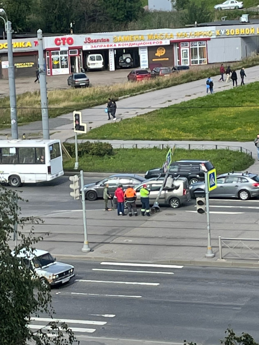 На одном из перекрестков в Петербурге светофор упал на автомобиль |  05.09.2021 | ЛенОбласть - БезФормата