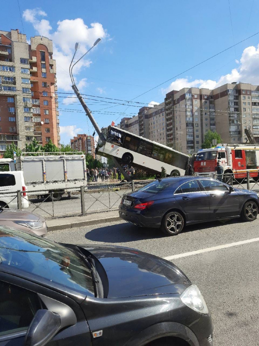 Момент ДТП автобуса со столбом в Петербурге попал на видео