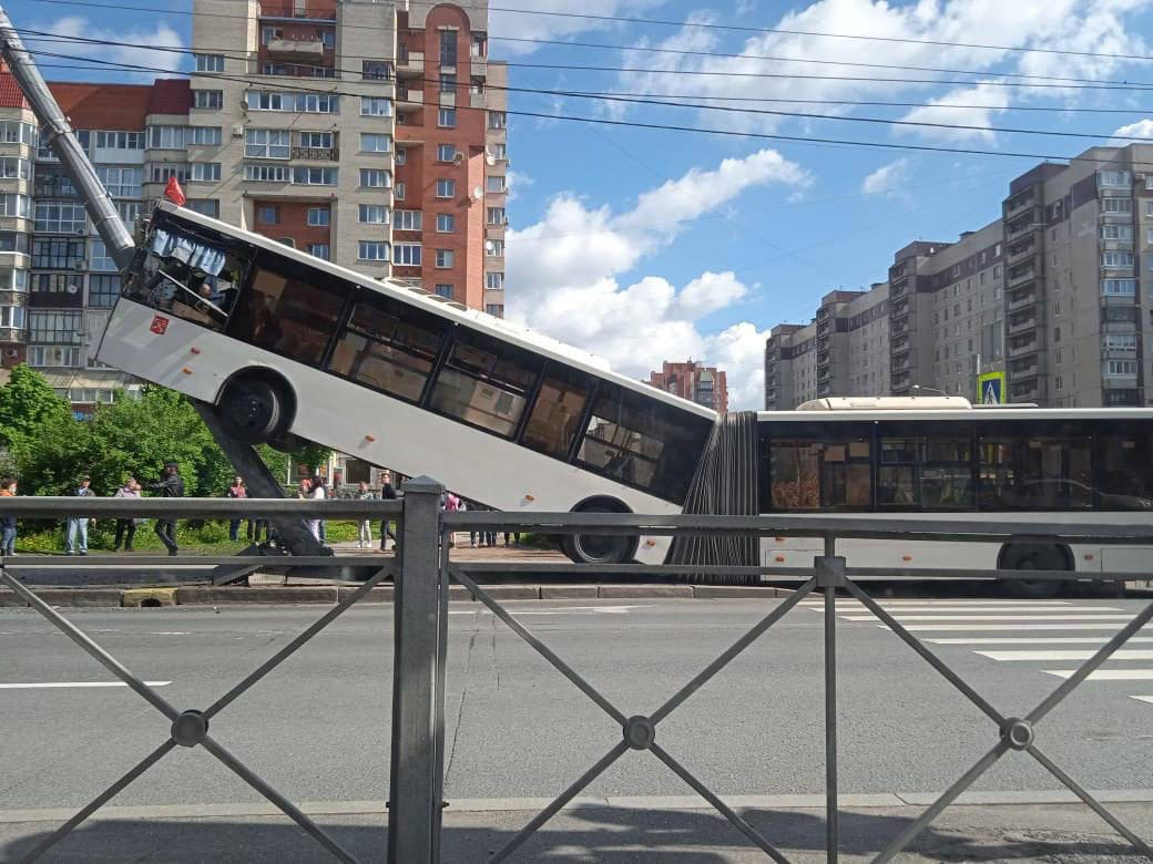 Момент ДТП автобуса со столбом в Петербурге попал на видео