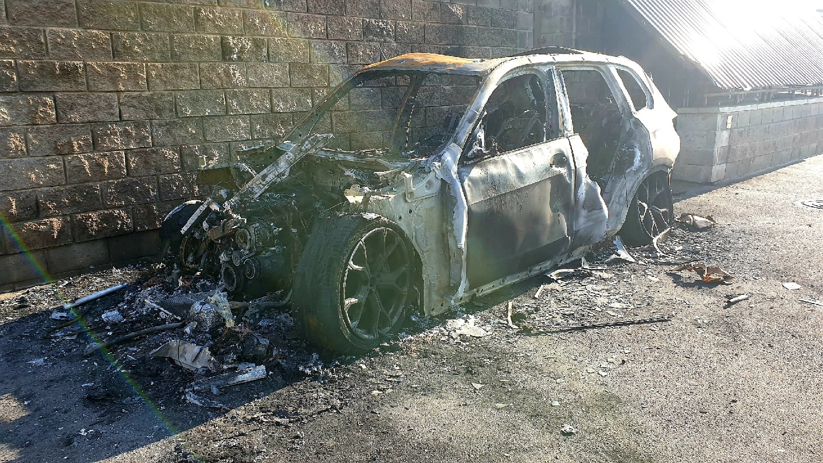 В Петербурге припаркованная около жилого дома машина сгорела дотла |  31.08.2021 | ЛенОбласть - БезФормата