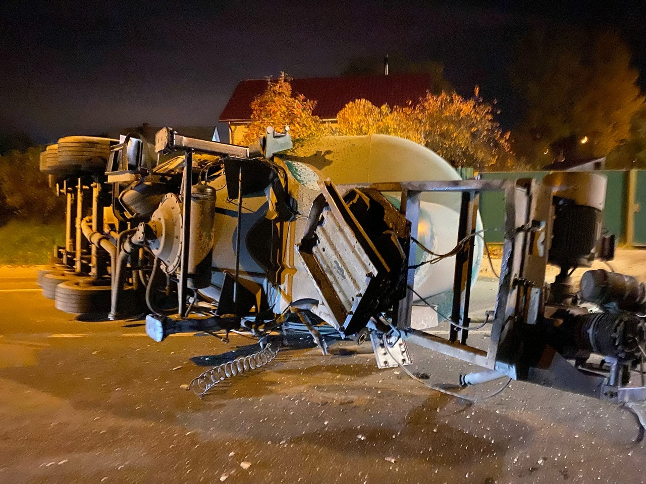 Грузовик протаранил забор частного дома после ДТП в Ленобласти | 06.10.2021  | ЛенОбласть - БезФормата