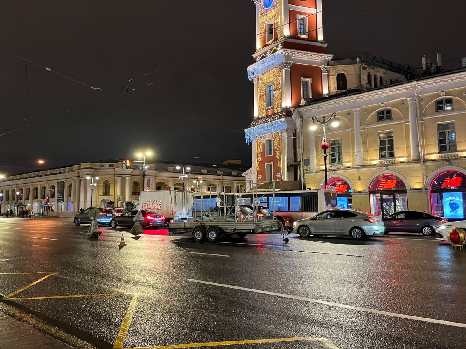 Новый пр. Главная улица Санкт-Петербурга. Невский проспект новогоднее украшение. Невский проспект имперские украшения. Новогодние украшения на Невском проспекте новые.